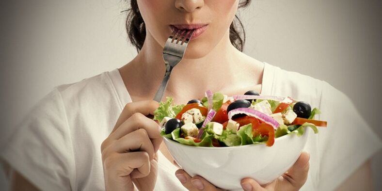หญิงสาวกินอย่างเหมาะสมเพื่อหลีกเลี่ยงปัญหาน้ำหนักเกิน